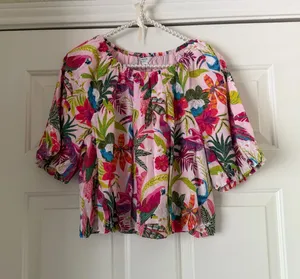 Crown & Ivy Pink Tropical Cropped Balloon Top thumbnail 1