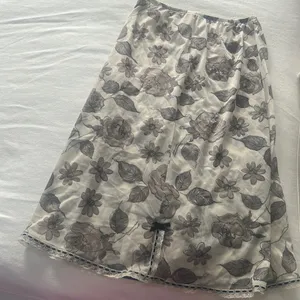 Vanity Fair Vintage 90s White Black Floral Nylon Lace Low Rise Midi‎ Slip Skirt thumbnail 1