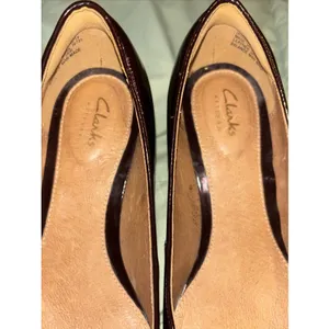 Clarks Artisan Sz 7.5 Burgundy Patent Leather Kitten Heel Pumps Pointed Toe thumbnail 8