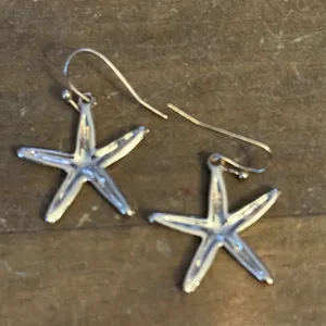 Gold tone textured starfish dangle earrings thumbnail 4