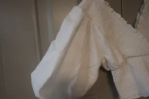 Abercrombie & Fitch cropped ruffled scrunchy balloon sleeves top in white size XS. thumbnail 3