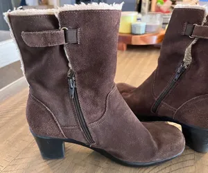 Clarks Enfield Sari Women’s Size 9.5 Brown Suede Shearling Trim Ankle Boots thumbnail 1