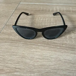 Black cat eye sunglasses thumbnail 3