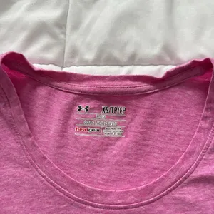 Under Armour Womens Size XS‎ Loose HEATGEAR Short Sleeve T-Shirt Tee Pink Active thumbnail 2