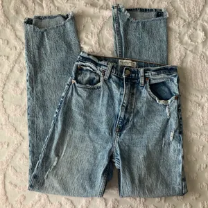 Abercrombie Women’s 26 2 Regular The 90’s Straight Ultra High Rise Jeans thumbnail 1