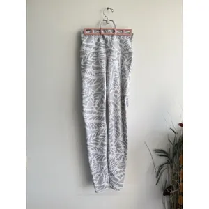 Alo Yoga Women's‎ Palm Springs airbrushed white leggings leaves stripe Sz Small thumbnail 3