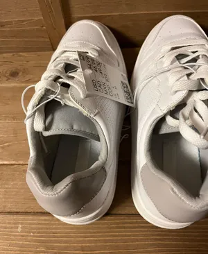 H&M NWT Women white sneakers size 6 thumbnail 4