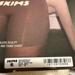 SKIMS NWT seamless mid thigh shorts onyx XS‎ thumbnail 3