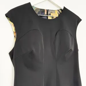 Ted‎ Baker Sheath Dress Size 4 Black Cap Sleeve Round Neck Corporate Chic Siren thumbnail 2