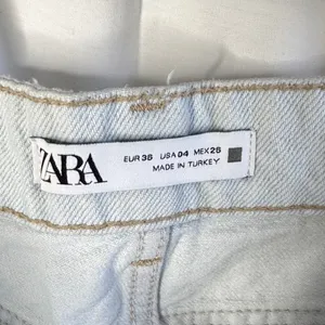 Zara Light Blue Cropped Raw Hem Jeans thumbnail 4