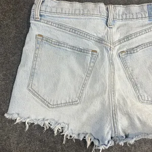 Abercrombie & Fitch The Mom Short Light Wash High Rise Distressed Denim 28 6‎ thumbnail 9