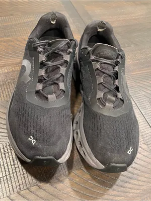On cloud women running shoes in black 8.5 thumbnail 3