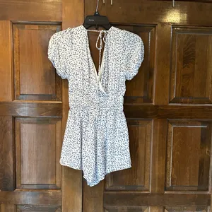 Altar'd State Floral Romper XS White‎ Purple Ditsy Puff Sleeve V-Neck Smocked thumbnail 3