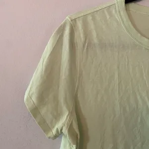 Lululemon Large Mint Green Cropped Short Sleeve Shirt Athleisure Women's size 10 thumbnail 3