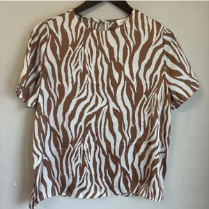 Bohme Brown White Zebra Print Satin Short Sleeve Top Keyhole Back Size S NWT thumbnail 1