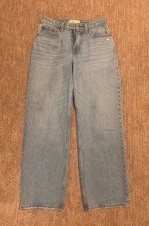 Abercrombie NWT Loose Highrise Jean thumbnail 2