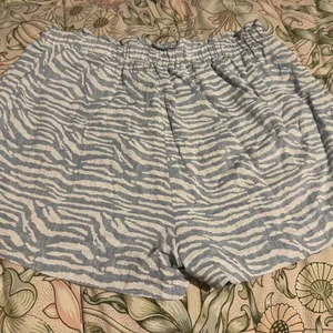 Entro boutique light blue & white tiger stripe shorts thumbnail 5