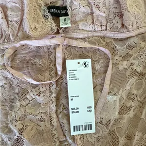 Urban Outfitters - Roxie Sheer Lace Flyaway Cami Top in Pink thumbnail 2
