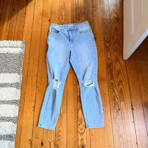 Good American Distressed Light Wash Cropped Jeans Size 12 / 31 thumbnail 2