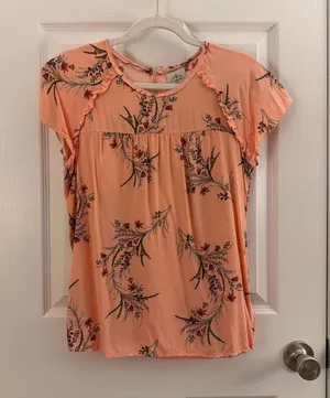 St. John's Bay Peach Floral Ruffle Short Sleeve Top Small thumbnail 1