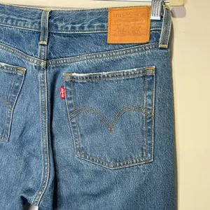 Levi’s‎ Wedgie Straight Fit Denim High Rise Button Fly Jeans Medium Wash thumbnail 8