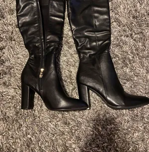SHEIN Long black boots thumbnail 1
