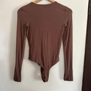 Betro Simone | Cash Brown ribbed Button Henley style Bodysuit | Extra Small thumbnail 4
