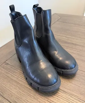 Black Leather Chelsea Pull thumbnail 1