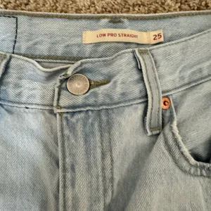 Levi’s Low Pro Straight Jeans Light Wash Distressed Size 25 Women’s thumbnail 8