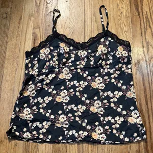 American Eagle Outfitters 100% Silk Floral Lace Trim Cami Tank Top Black Size 14 thumbnail 2