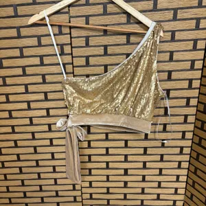 Lulus Spectacular Matte Gold Sequin One-Shoulder Side-Tie‎ Crop Top Size XS thumbnail 3