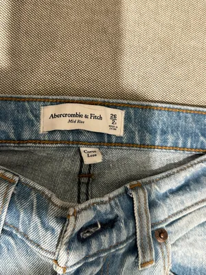 Abercrombie Mid Rise Ankle Straight Jeans thumbnail 3