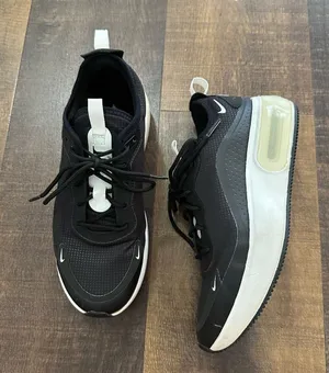 Nike Air Max Motion 2 Sneakers Black White Women’s Size 7 Running Shoes thumbnail 1