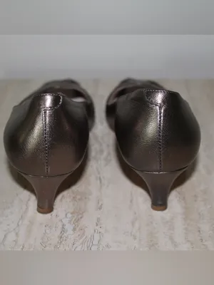 Bruno Magli Metallic Bronze Peep-Toe Kitten Heels Size 8 thumbnail 10