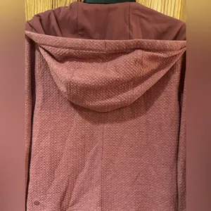 Lululemon Catch‎ a Moment Zip Hoodie Sweatshirt in Heathered So Merlot Size 2 thumbnail 14