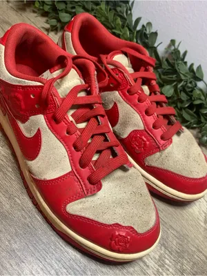 Nike Red Roses Low-Top Skate Sneakers Ladies Size 7 thumbnail 1