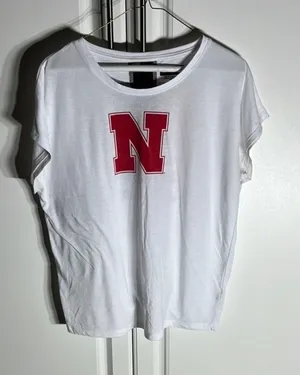 5th & Ocean Stylish white t-shirt featuring bold red lettering. Perfect for casual outings. Nebraska shirt size medium thumbnail 1
