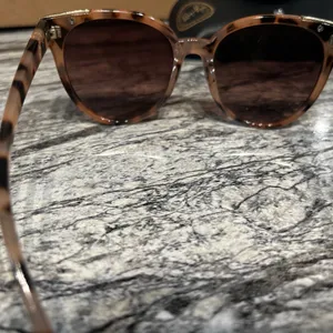 Oscar de la Renta Stylish Tortoise Shell Sunglasses thumbnail 6