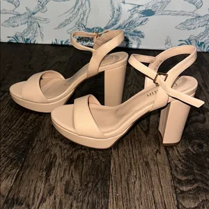Women's Beige Sandals Size 7.5 thumbnail 2