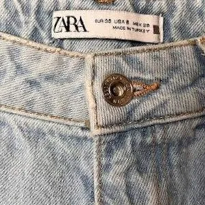 Zara Light Wash High Waisted Mom‎ Distressed Women's Jeans Size 6 thumbnail 3