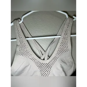 NEW Victoria’s Secret Mesh Seamless Strappy Back Sports Bra Women’s Size Small thumbnail 2