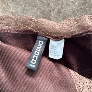 Divided H&M cropped ribbed tank top with lace trim. Color- brown. Size small thumbnail 4