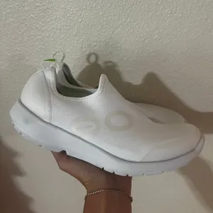 OOFOS OOmg Sport Low recovery slip-on shoes in white US9 / 40 thumbnail 2