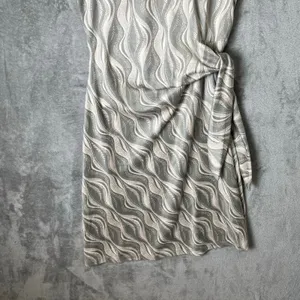J.McLaughlin Abstract Wave Print Side Knot Sleeveless Suede Sheath Midi Dress MD thumbnail 7