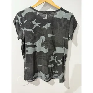 Free People "Clare" Lightweight Camo Tee‎ Sz L thumbnail 4
