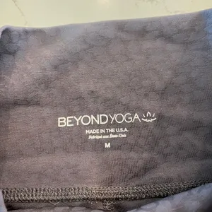 Beyond Yoga High Waisted Midi Leggings in Shadow Grey‎ Size Medium thumbnail 7
