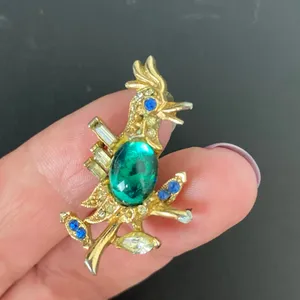 Vintage Gold Tone Bird Brooch Rhinestone Emerald Cabochon Crested Bird Pin thumbnail 3