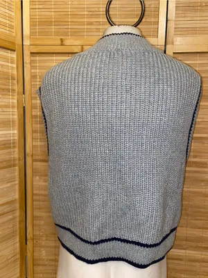 Abercrombie & Ditch Women's Grey black stripe trim V-Neck Knit Sweater Vest S thumbnail 2