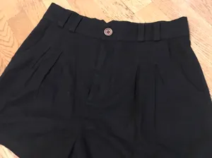 Black high waist pleated short size L thumbnail 3