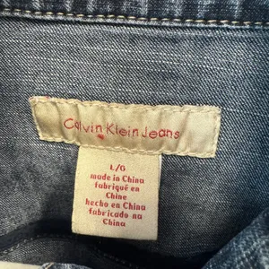 2010s Calvin Klein Jeans Dark Wash Stretch Denim Trucker Jacket Blue Size Large thumbnail 8